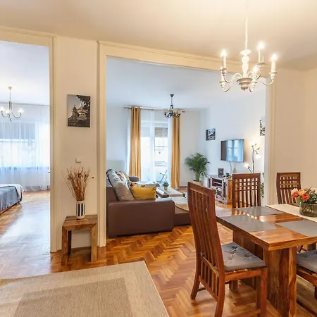 Bright & Spacious Riverside With Balcony