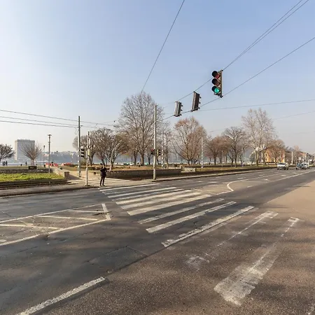 Appartamento Bright & Spacious Riverside With Balcony