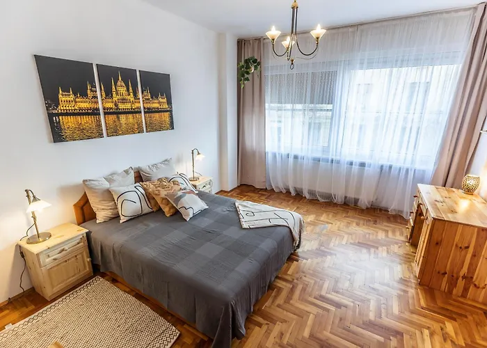 Bright & Spacious Riverside With Balcony Apartament