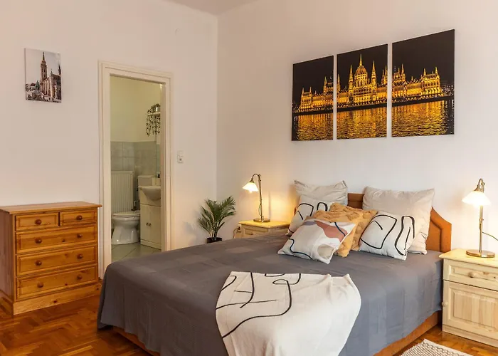Bright & Spacious Riverside With Balcony Apartament *