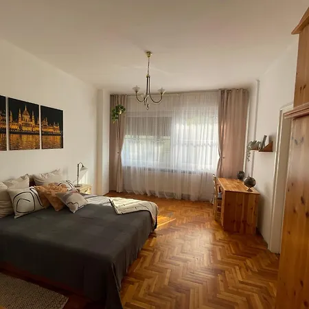 Bright & Spacious Riverside With Balcony Apartman