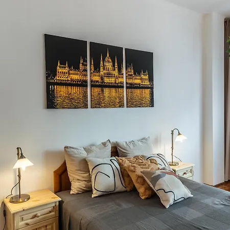 Bright & Spacious Riverside With Balcony Apartman *