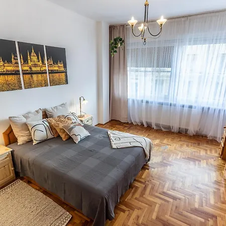 Bright & Spacious Riverside With Balcony Apartman