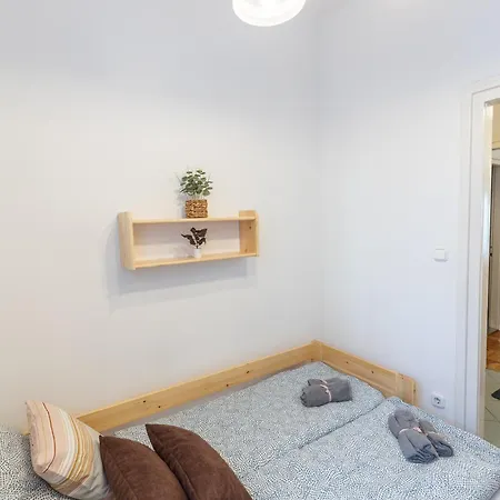 Bright & Spacious Riverside With Balcony