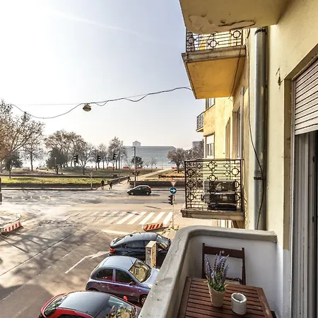Bright & Spacious Riverside With Balcony Apartman