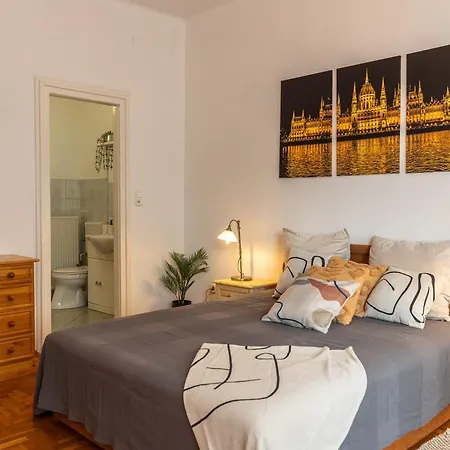 Bright & Spacious Riverside With Balcony Apartman *