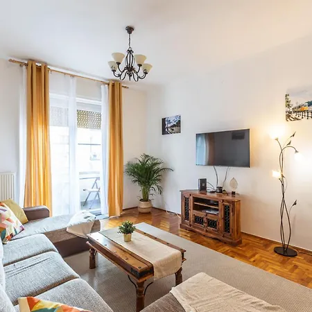 Bright & Spacious Riverside With Balcony Apartman