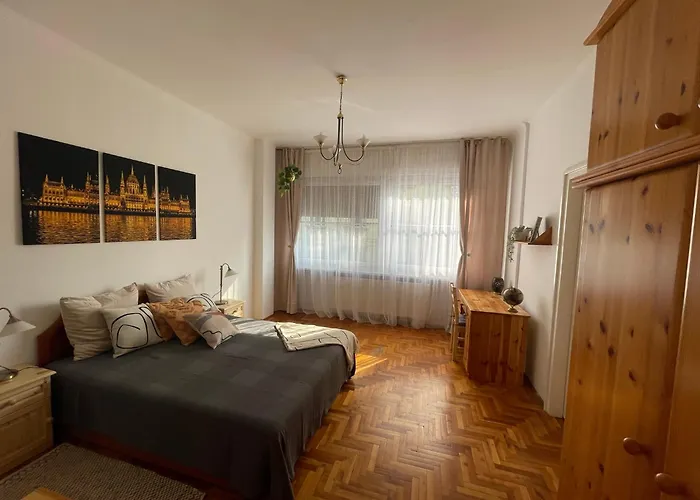 Bright & Spacious Riverside With Balcony Апартаменты