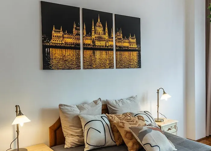 Bright & Spacious Riverside With Balcony Апартаменты *