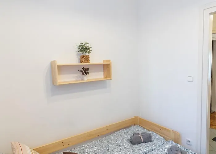 Bright & Spacious Riverside With Balcony