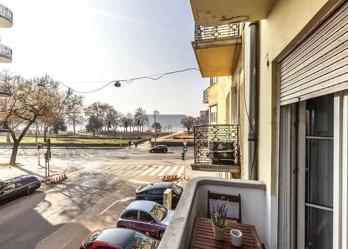 Bright & Spacious Riverside With Balcony Apartament