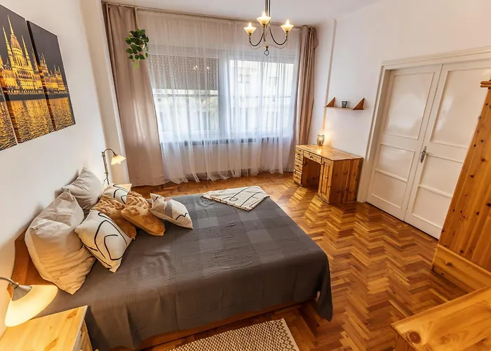 Апартаменты Bright & Spacious Riverside With Balcony *