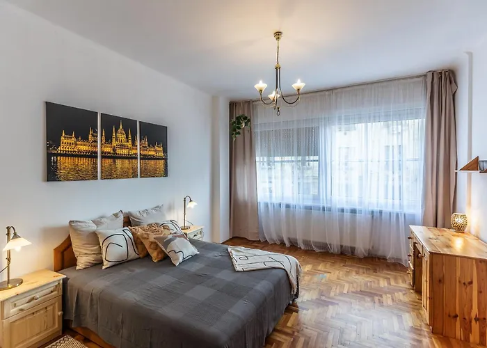 Bright & Spacious Riverside With Balcony Будапешт