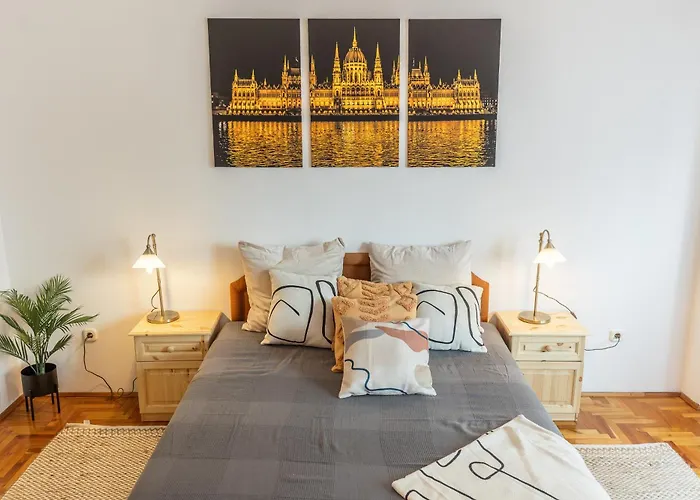 Bright & Spacious Riverside With Balcony