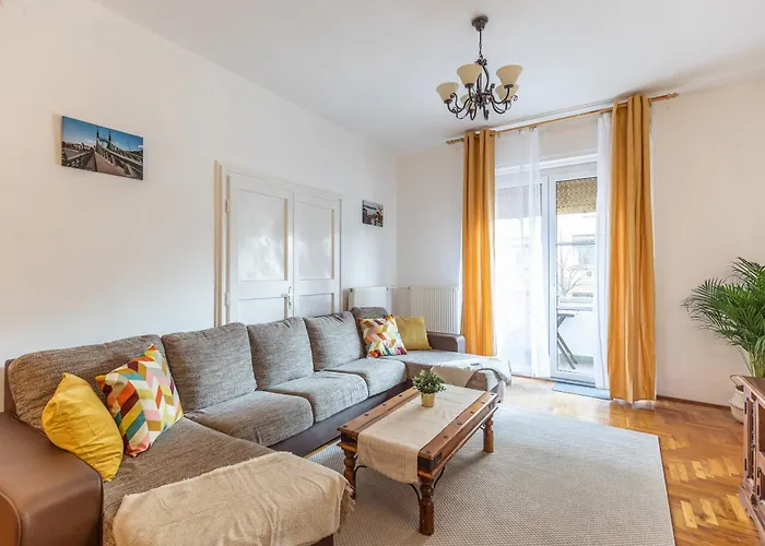 Bright & Spacious Riverside With Balcony