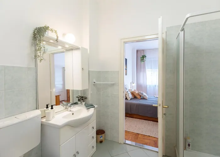 Bright & Spacious Riverside With Balcony *