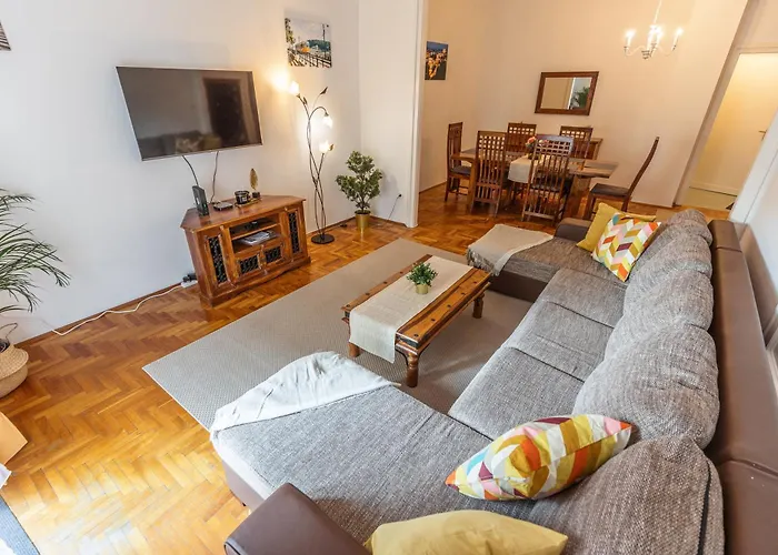 Bright & Spacious Riverside With Balcony Будапешт