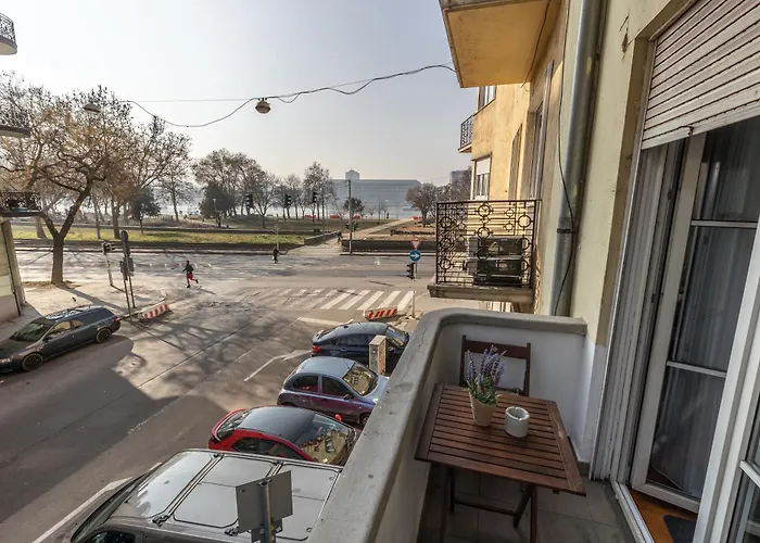 Bright & Spacious Riverside With Balcony *