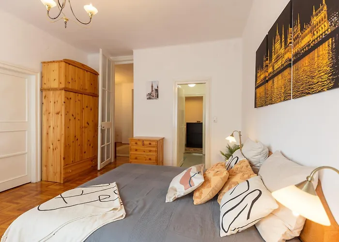 Bright & Spacious Riverside With Balcony