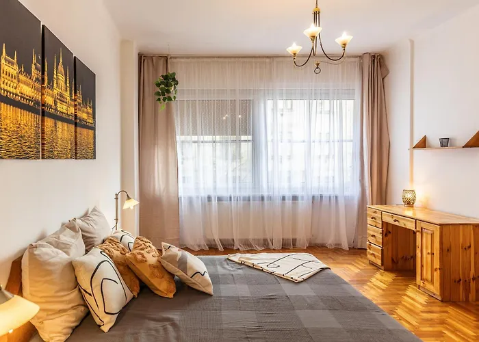 Bright & Spacious Riverside With Balcony