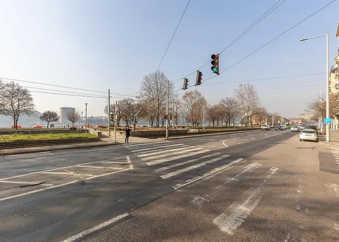 Апартаменты Bright & Spacious Riverside With Balcony