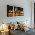 Bright & Spacious Riverside With Balcony Apartment *