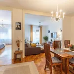 Bright & Spacious Riverside With Balcony