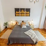 Apartment Bright & Spacious Riverside With Balcony