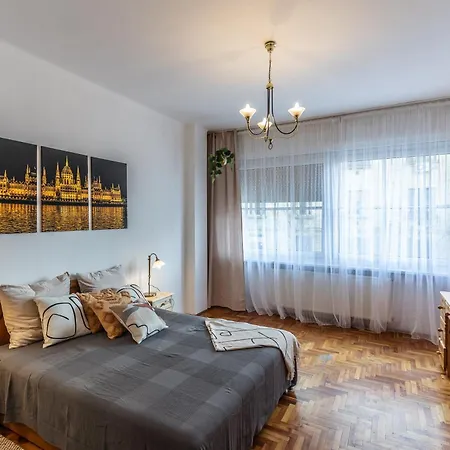 Bright & Spacious Riverside With Balcony Budapest