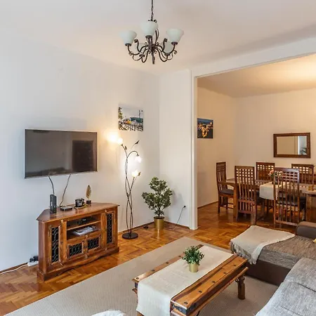 Bright & Spacious Riverside With Balcony Apartman