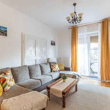 Bright & Spacious Riverside With Balcony