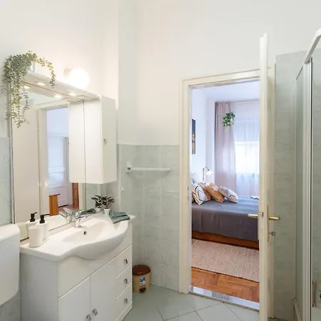 Bright & Spacious Riverside With Balcony *