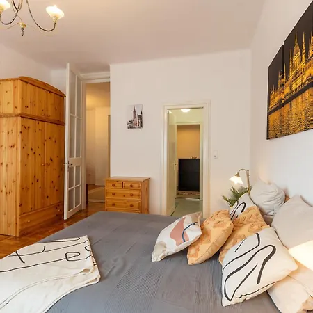 Bright & Spacious Riverside With Balcony