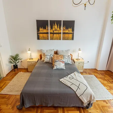 Apartman Bright & Spacious Riverside With Balcony