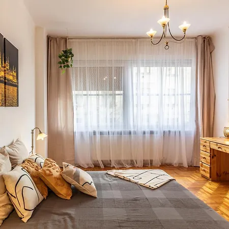 Bright & Spacious Riverside With Balcony