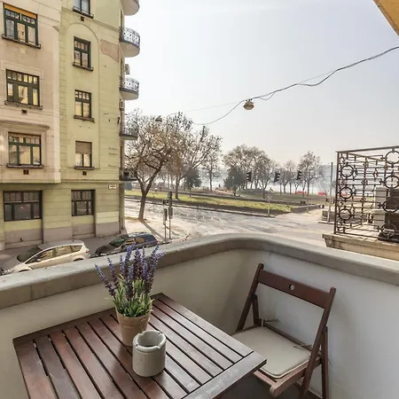 Bright & Spacious Riverside With Balcony Apartman Budapest