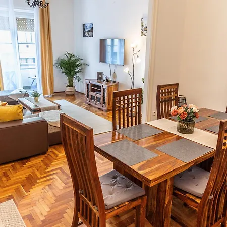 Apartman Bright & Spacious Riverside With Balcony Budapest