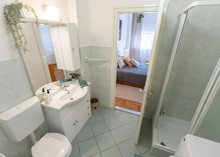 Apartmán Bright & Spacious Riverside With Balcony