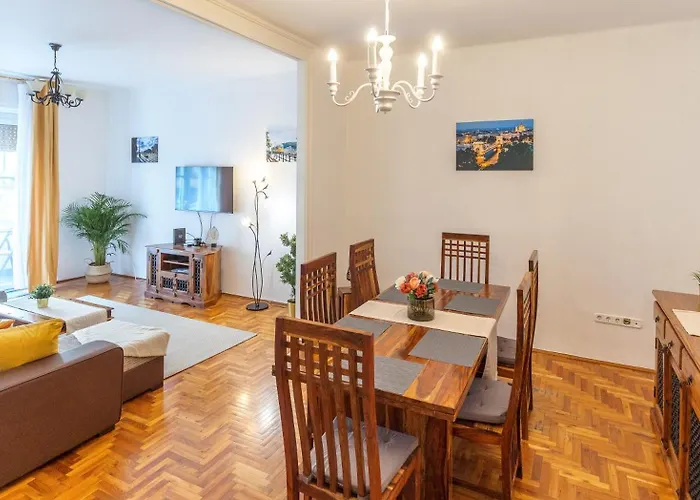 Apartmán Bright & Spacious Riverside With Balcony