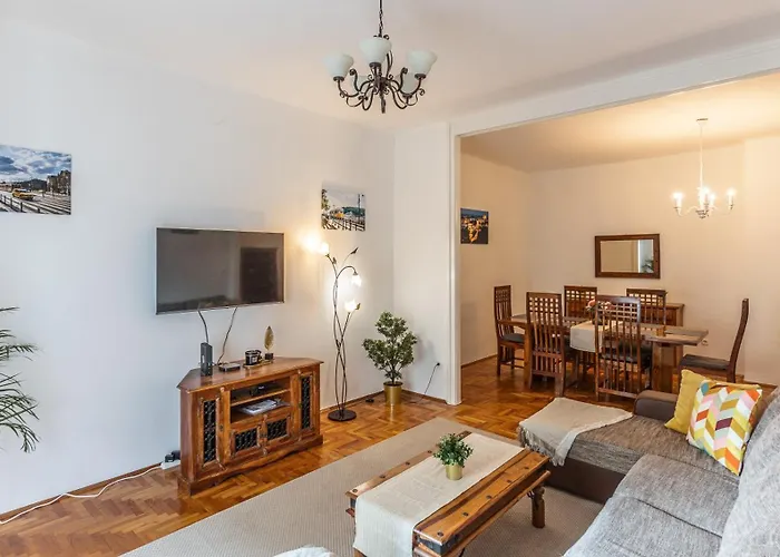 Bright & Spacious Riverside With Balcony Apartmán