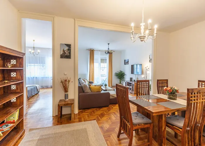Bright & Spacious Riverside With Balcony