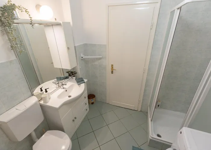 Bright & Spacious Riverside With Balcony Apartmán
