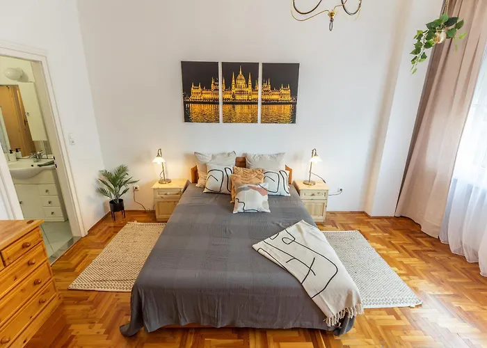 Apartmán Bright & Spacious Riverside With Balcony