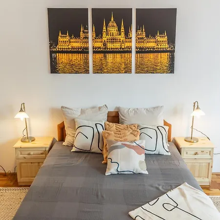 Bright & Spacious Riverside With Balcony