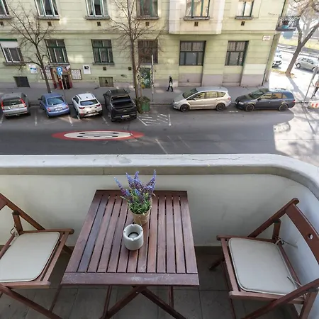Bright & Spacious Riverside With Balcony * Budapest