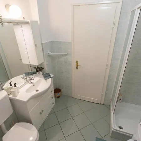 Bright & Spacious Riverside With Balcony Lejlighed