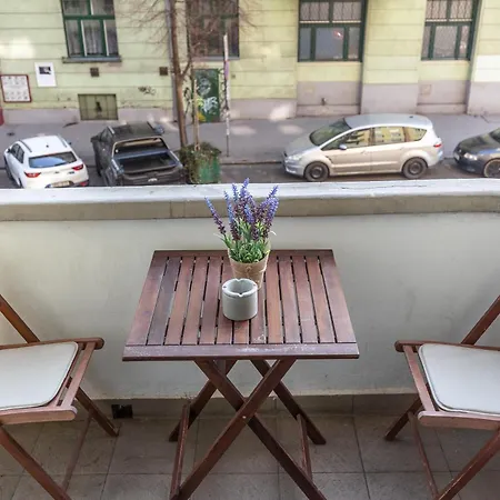 Bright & Spacious Riverside With Balcony Lejlighed Budapest